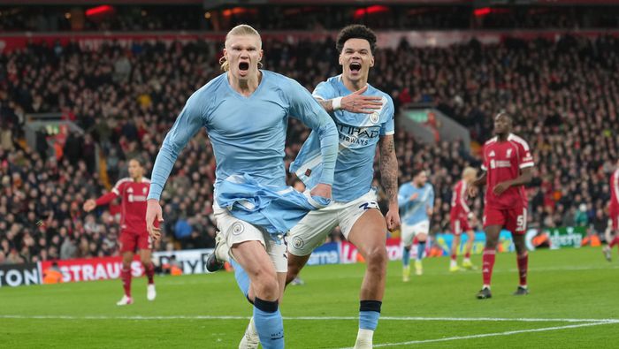 Haaland celebra tras el penal que le dio la remontada a Manchester City en su visita a Liverpool en la Premier League | AP