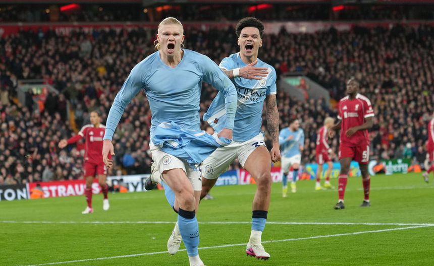 Haaland celebra tras el penal que le dio la remontada a Manchester City en su visita a Liverpool en la Premier League | AP