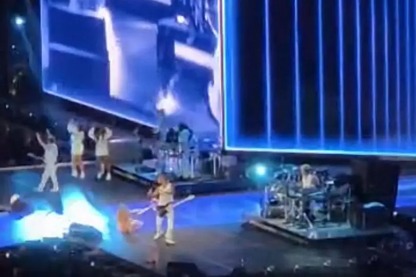 Shakira tomó con humor su caída, pero por fortuna no se lastimó / Redes Sociales