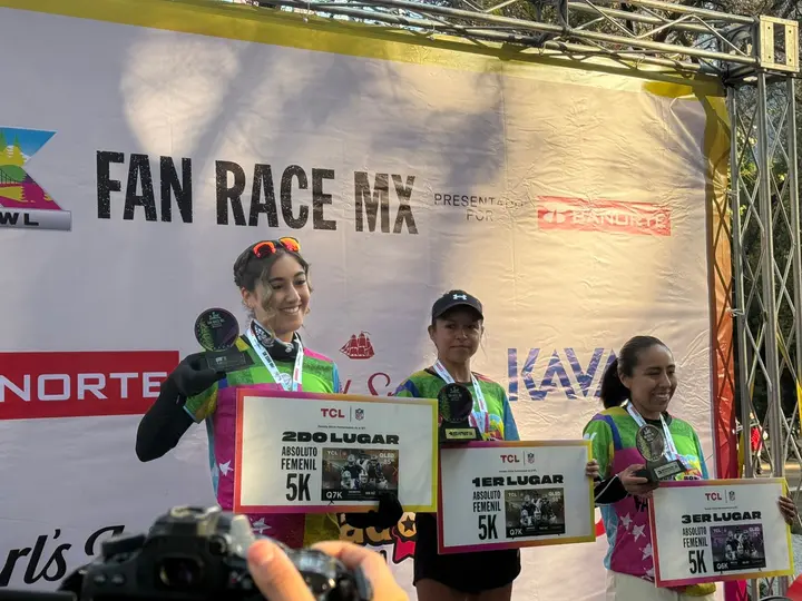 Las ganadoras de la rama femenil de la Fan Race 2026 de la NFL posan en el podio con sus reconocimientos | DAVID TORRIJOS