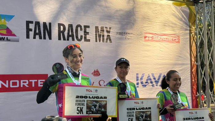 Las ganadoras de la rama femenil de la Fan Race 2026 de la NFL posan en el podio con sus reconocimientos | DAVID TORRIJOS