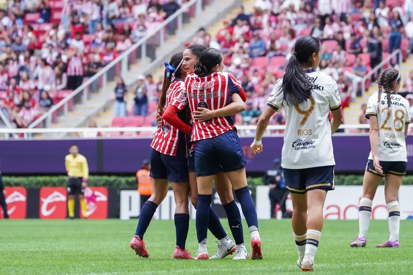 Jugadoras de Chivas celebran ante Pumas en la remontada del Apertura 2025 en el Estadio Akron | IMAGO 7