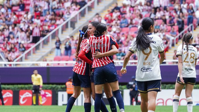 Jugadoras de Chivas celebran ante Pumas en la remontada del Apertura 2025 en el Estadio Akron | IMAGO 7