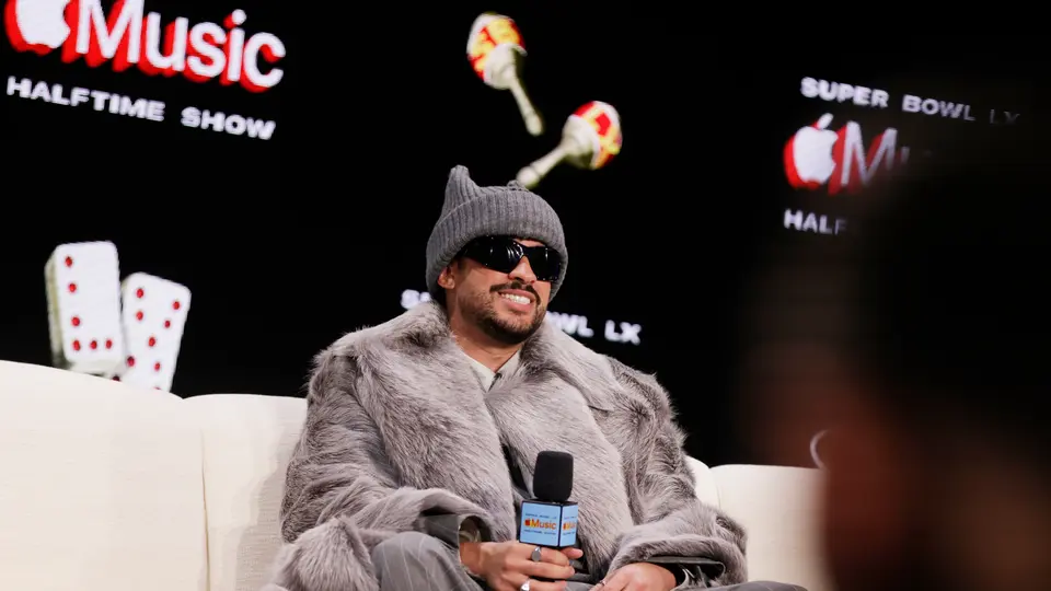 Bad Bunny con el primer show de medio tiempo completamente en español | AP