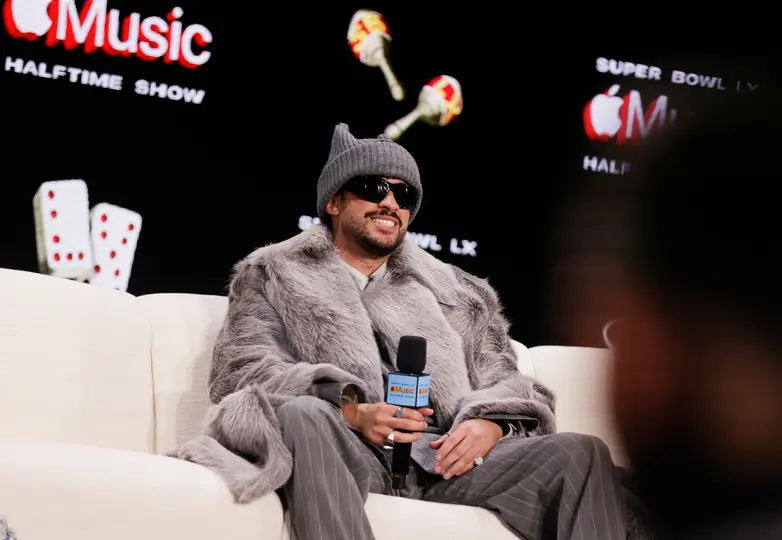 Bad Bunny con el primer show de medio tiempo completamente en español | AP