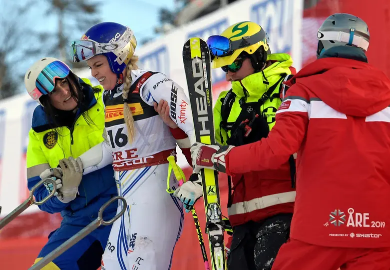 Lindsey Vonn recibe asistencia tras su accidente durante la prueba de esquí alpino en los Juegos Olímpicos de Milan Cortina 2026 | AP