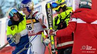 Lindsey Vonn recibe asistencia tras su accidente durante la prueba de esquí alpino en los Juegos Olímpicos de Milan Cortina 2026 | AP