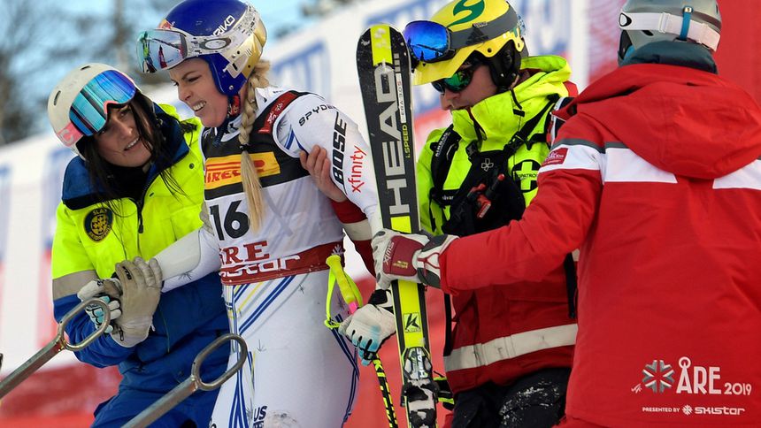 Lindsey Vonn recibe asistencia tras su accidente durante la prueba de esquí alpino en los Juegos Olímpicos de Milan Cortina 2026 | AP