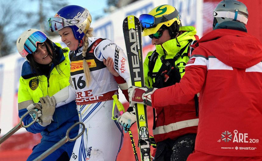 Lindsey Vonn recibe asistencia tras su accidente durante la prueba de esquí alpino en los Juegos Olímpicos de Milan Cortina 2026 | AP