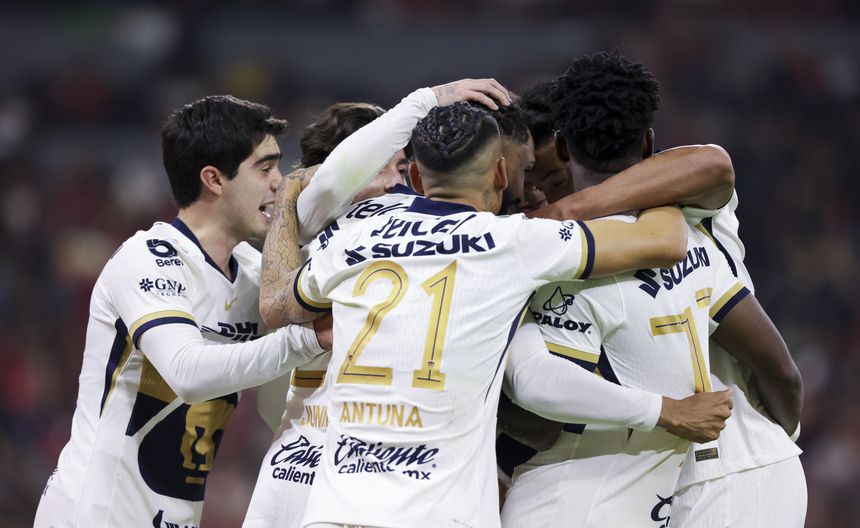 Jugadores de Pumas en celebración de gol de Juninho ante Atlas en la Jornada 5 del Clausura 2026 | IMAGO 7