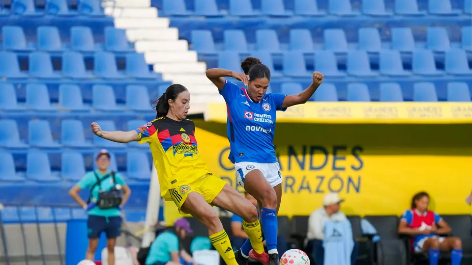 Kimberly Rodríguez y Aerial Chavarin en el partido de América vs Cruz Azul en el Apertura 2025 | IMAGO 7