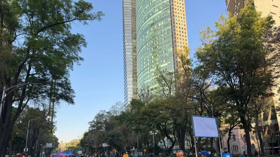 Participantes de la Fan Race de NFL en Avenida Paseo de la Reforma | DAVID TORRIJOS