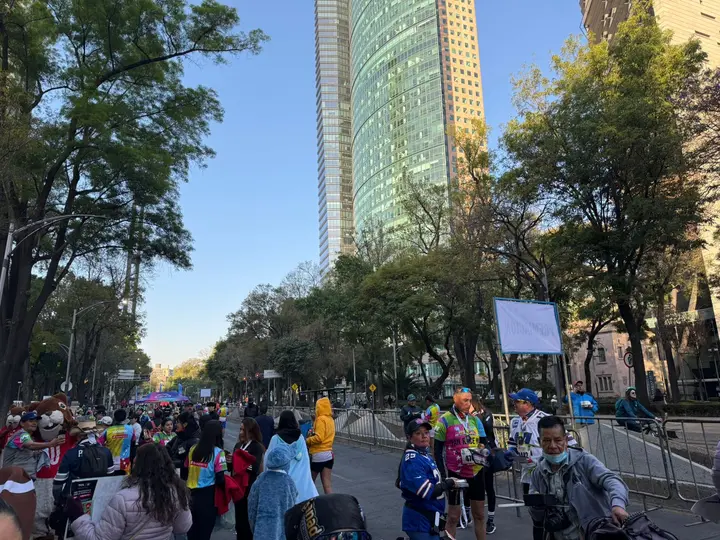 Participantes de la Fan Race de NFL en Avenida Paseo de la Reforma | DAVID TORRIJOS