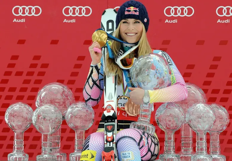 Lindsey Vonn posa con todos sus reconocimientos y medallas ganados en Copa Mundiales y Juegos Olímpicos | AP