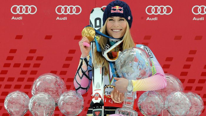 Lindsey Vonn posa con todos sus reconocimientos y medallas ganados en Copa Mundiales y Juegos Olímpicos | AP