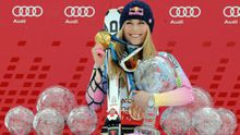 Lindsey Vonn posa con todos sus reconocimientos y medallas ganados en Copa Mundiales y Juegos Olímpicos | AP