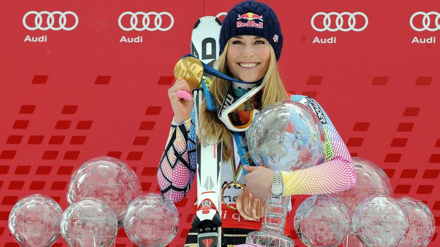 Lindsey Vonn posa con todos sus reconocimientos y medallas ganados en Copa Mundiales y Juegos Olímpicos | AP