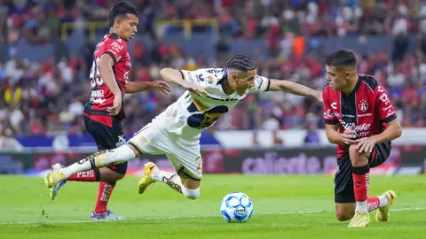 Uriel Antuna siendo derribado por Sergio Hernández | Imago7