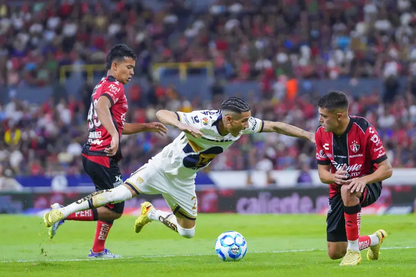 Uriel Antuna siendo derribado por Sergio Hernández | Imago7