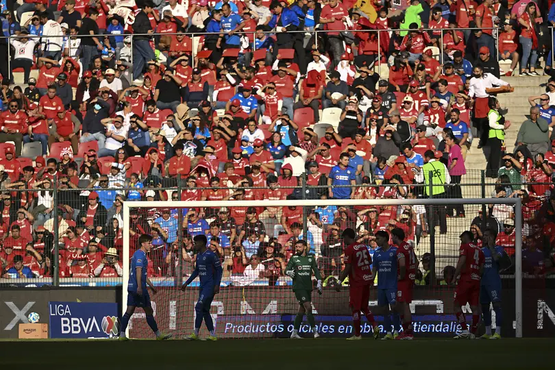 Jugadores de Cruz Azul en el campo durante el partido ante Toluca en el Estadio Nemesio Diez | IMAGO 7