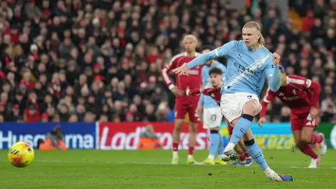 Haaland en el cobro del penal contra Liverpool en Anfield | AP