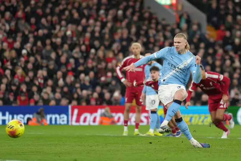 Haaland en el cobro del penal contra Liverpool en Anfield | AP