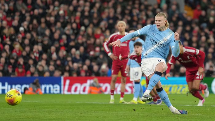 Haaland en el cobro del penal contra Liverpool en Anfield | AP