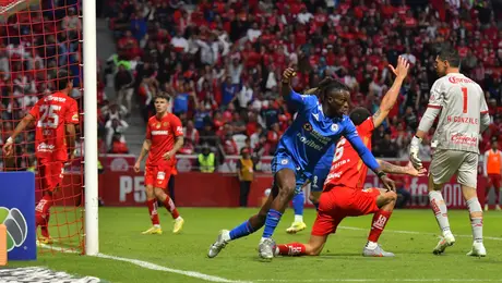 ¡Polémica en el Infierno! Así fue el gol de Cruz Azul ante Toluca, con presunta falta de Ebere