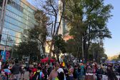 La gente que participó en la Fan Race de la NFL espera tras la carrera en Paseo de la Reforma | DAVID TORRIJOS