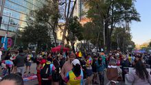 La gente que participó en la Fan Race de la NFL espera tras la carrera en Paseo de la Reforma | DAVID TORRIJOS