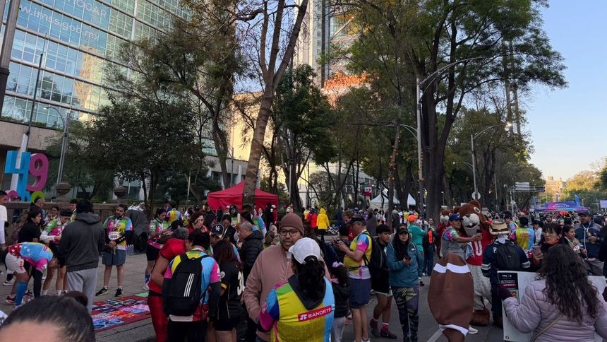 La gente que participó en la Fan Race de la NFL espera tras la carrera en Paseo de la Reforma | DAVID TORRIJOS