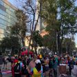 La gente que participó en la Fan Race de la NFL espera tras la carrera en Paseo de la Reforma | DAVID TORRIJOS