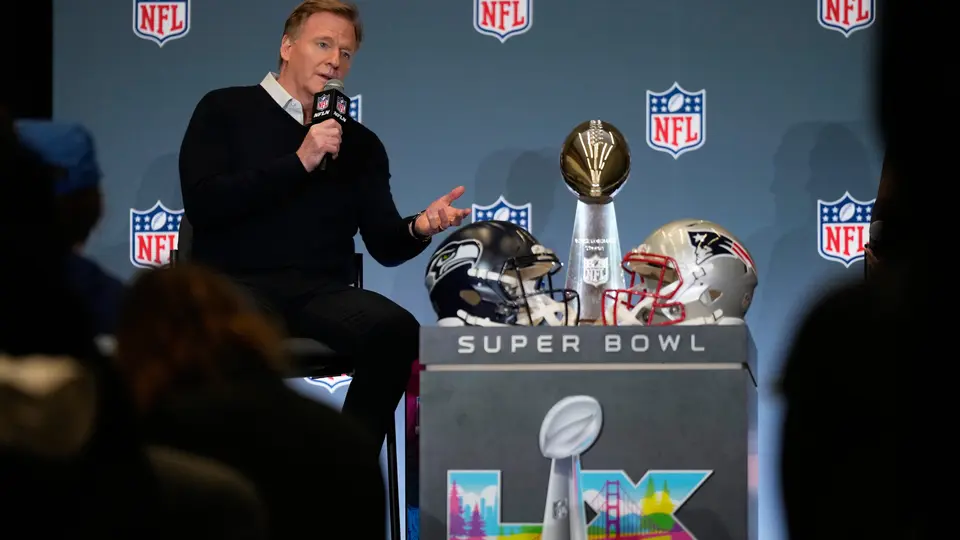 El Comisionado de la NFL Roger Goodell presenta a los protagonistas del Super Bowl LX. | AP
