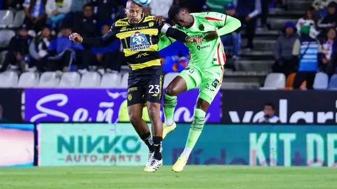 Disputa del balón entre jugadores de Pachuca y FC Juárez l IMAGO7