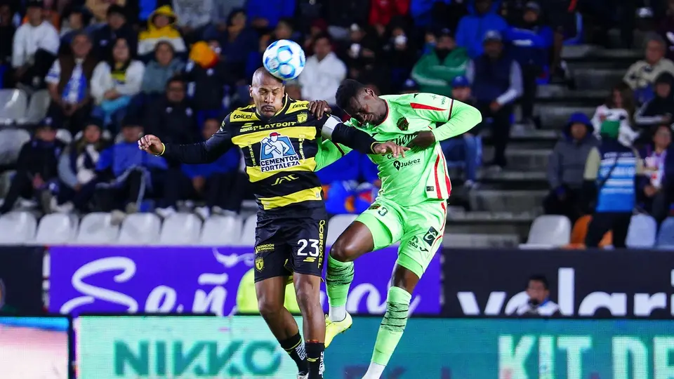 Disputa del balón entre jugadores de Pachuca y FC Juárez l IMAGO7