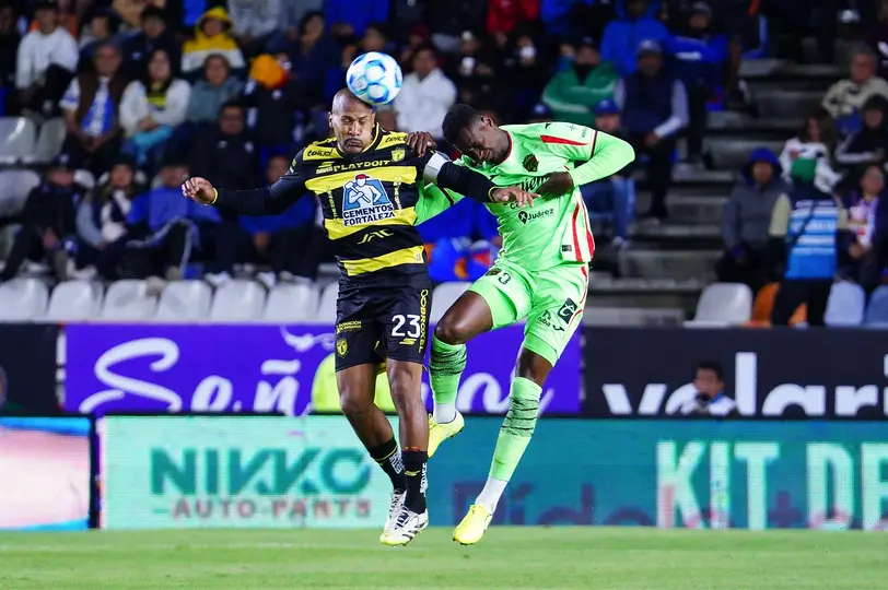 Disputa del balón entre jugadores de Pachuca y FC Juárez l IMAGO7