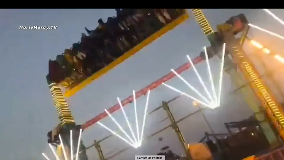El accidente ocurrió mientras la atracción funcionaba con pasajeros a bordo, generando pánico entre los asistentes./ Captura de pantalla