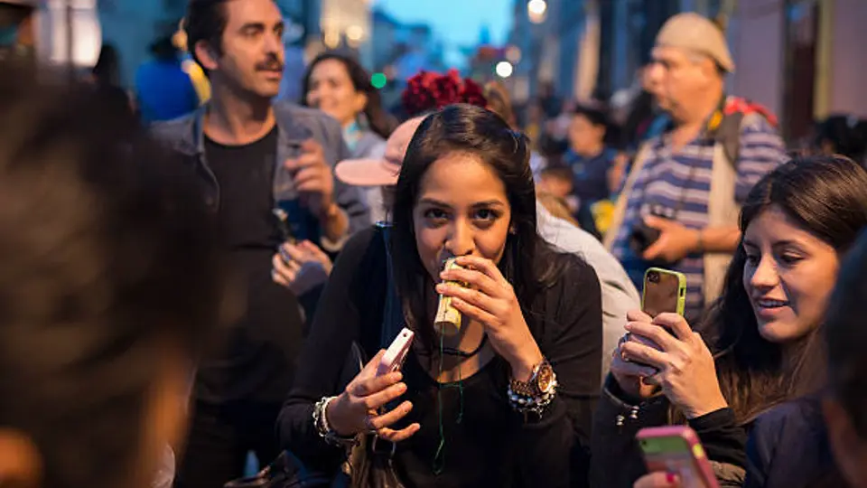 El consumo de alcohol en la vía pública es la conducta antisocial más observada en México, según datos del INEGI./ Pixabay