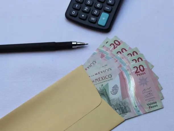 Trabajadores con salario mensual suelen recibir su quincena completa, aun en febrero. / iStock