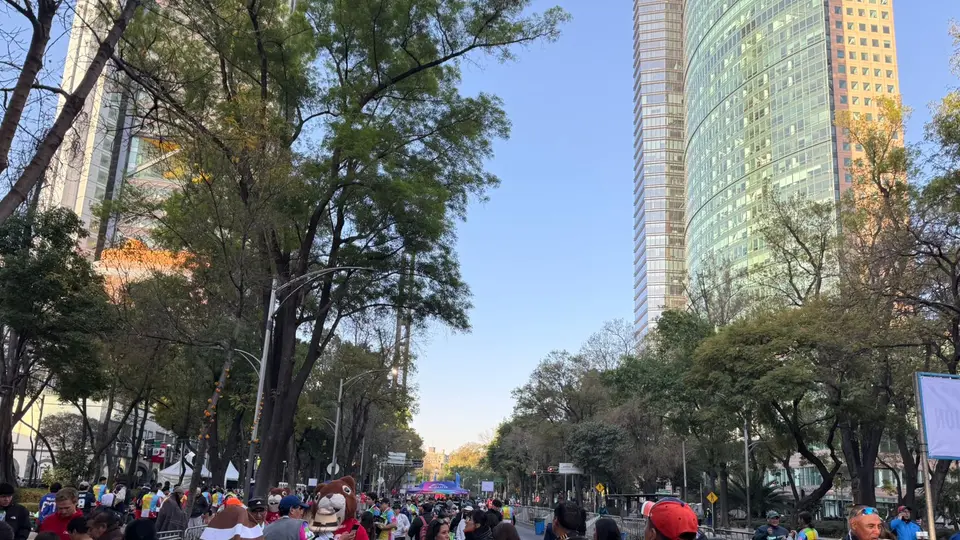 Los participantes de la Fan Race de la NFL esperan en Paseo de la Reforma | DAVID TORRIJOS