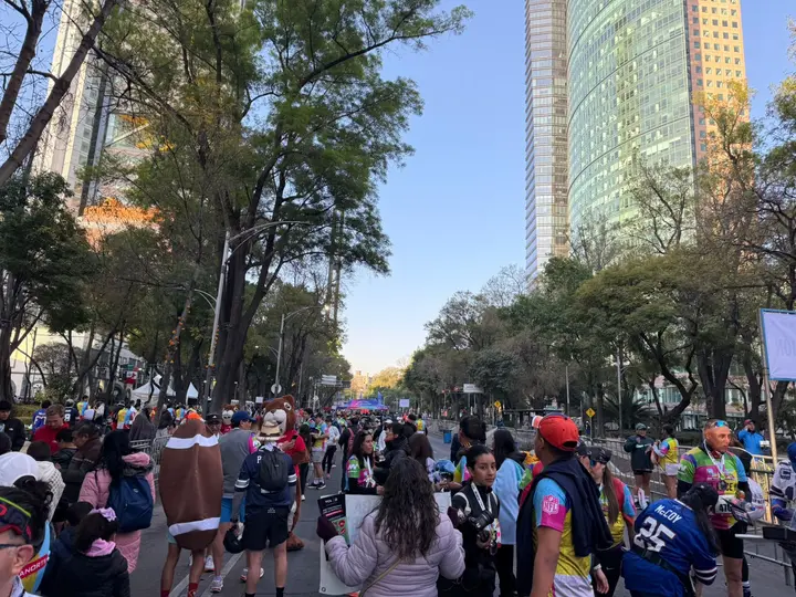 Los participantes de la Fan Race de la NFL esperan en Paseo de la Reforma | DAVID TORRIJOS