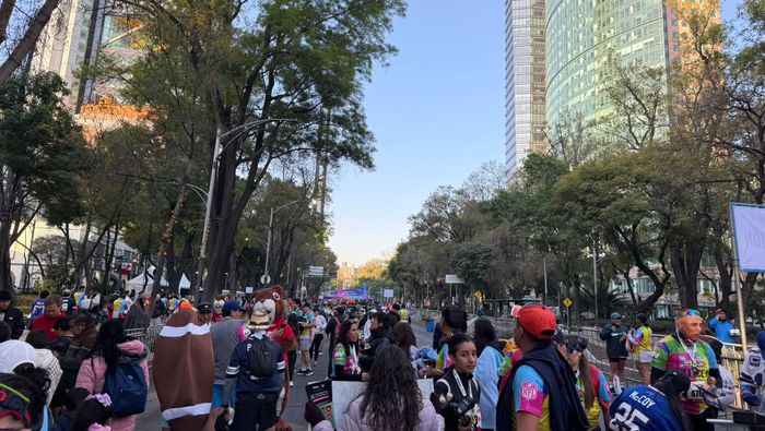 Los participantes de la Fan Race de la NFL esperan en Paseo de la Reforma | DAVID TORRIJOS