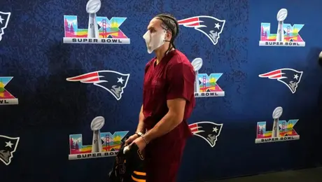 Mack Hollins llegó vestido al Super Bowl LX como Hannibal Lecter