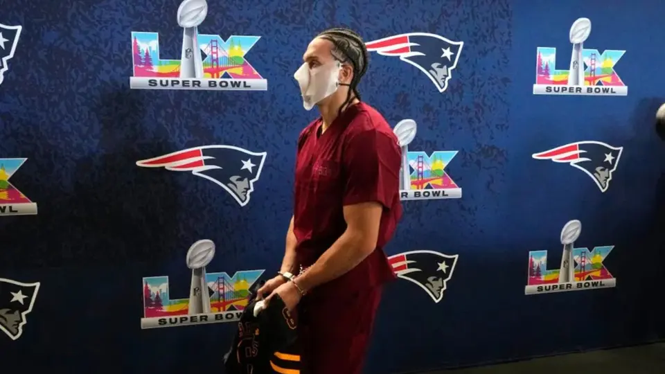 Mack Hollins llegó vestido al Super Bowl LX como Hannibal Lecter