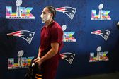 Mack Hollins llegó vestido al Super Bowl LX como Hannibal Lecter
