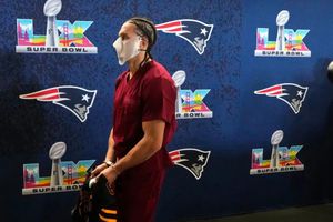 Mack Hollins llegó vestido al Super Bowl LX como Hannibal Lecter