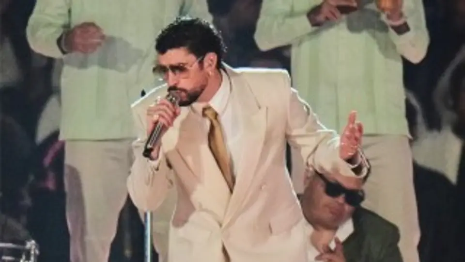 Bad Bunny recibió mensajes de aliento de figuras latinas previo al Super Bowl./ AP