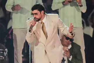 Bad Bunny recibió mensajes de aliento de figuras latinas previo al Super Bowl./ AP