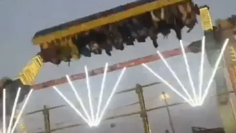 Equipos de emergencia atendieron a los lesionados tras el colapso del juego mecánico en plena operación./ Captura de pantalla