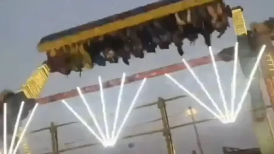 Equipos de emergencia atendieron a los lesionados tras el colapso del juego mecánico en plena operación./ Captura de pantalla